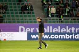 Delapan laga tak pernah menang,  Mark van Bommel dipecat Wolfsburg