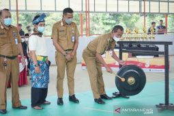 Bupati serahkan uang pembinaan kepada atlet dan pelatih Tanah Laut