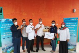 Warga Suralaya terima bantuan pembangunan jamban