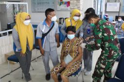 Perumdam Tirta Senentang dan Kodim 1205/Sintang gelar serbuan vaksinasi