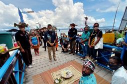 Menparekraf disambut dengan prosesi Mansorandak di Arborek Raja Ampat