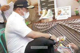 Gubernur Erzaldi beli sepatu buah kreativitas siswa