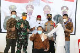 Tinjau vaksinasi, ini ajakan Abusyik