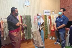 Kementerian BUMN bagikan alat tenun songket ke UMKM Ogan Ilir Sumsel