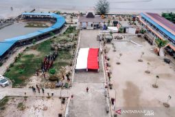 Penggemar Iwan Fals peringati Sumpah Pemuda bentangkan bendera raksasa