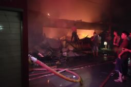 Lima kios Pasar Lhoksukon hangus terbakar