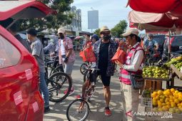Peringati Hari Senyum Sedunia dan Hari Batik Nasional, Telkom Witel Babel Adakan Friday Funbike Berbagi