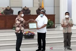 PLN Beri Penghargaan ke Bupati Malra karena sukseskan listrik desa, peduli rakyat