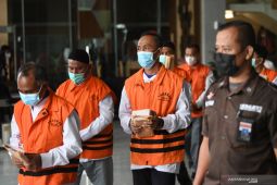 Tujuh belas tersangka kasus suap jabatan Pemkab Probolinggo segera disidang