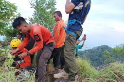 Peziarah jatuh ke jurang petilasan di Situbondo ditemukan selamat