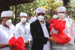 Bupati Tabanan salurkan sembako kepada pemangku