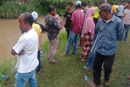 Laga Kambing, korban jatuh dan hilang di sungai