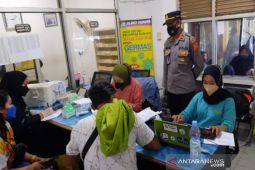 Polsek KP monitoring penerapan Prokes saat vaksinasi massal