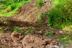 BPBD Cianjur masih tangani longsor yang tutup jalan antardesa