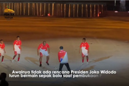 Aksi Presiden Jokowi bermain sepak bola di pembukaan PON Papua