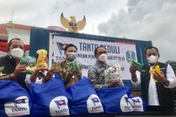 Tanto Peduli serahkan bantuan 2.000 paket sembako kepada Pemprov Jatim