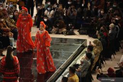 Prediksi tren fashion 2022: Busana warna cerah hingga tenun