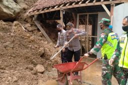 Petugas gabungan bersihkan material longsor timpa rumah warga di Trenggalek