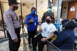 Seknas Jokowi gelar vaksinasi 500 dosis untuk masyarakat Surabaya