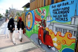 Kawasan Jalan Tunjungan Surabaya dipercantik dengan mural tentang prokes