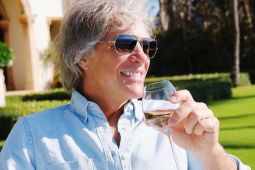 Bon Jovi lakukan aksi heroik bantu seorang wanita dari tepi jembatan