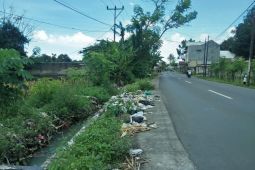 Tumpukkan sampah penuhi jalan Dasan Utama Sesela