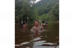 Ruas jalan Sintang-Melawi putus karena banjir