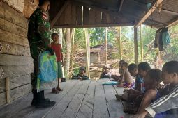 Satgas TNI bagikan tas sekolah untuk anak di perbatasan RI-PNG
