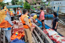 Perumdam Tirta Senentang Sintang bantu korban banjir