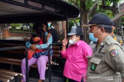 Satpol PP Denpasar tertibkan gelandangan saat COVID-19