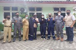 PT Timah Tbk Berikan Wearpack Bagi Petugas Kebersihan di Bangka Barat