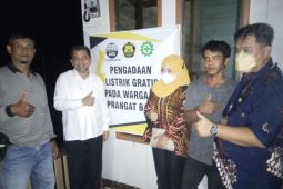 Warga Perangat Baru teraliri listrik  program Kaltim Bersinar