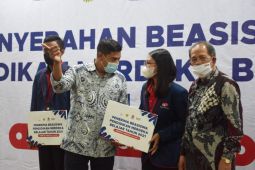 Wali Kota Kediri serahkan beasiswa pendidikan Merdeka Belajar