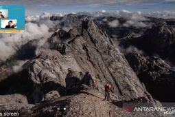 Pendaki muda berbagi pengalaman dan tips  taklukkan Seven Summits