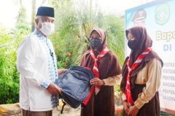 Bupati Kukar serahkan bantuan laptop dan perlengkapan sekolah