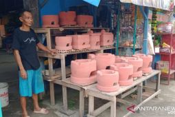 Anwar masih setia  bikin dan jual "anglo"