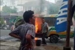Satu angkutan kota terbakar di jalan umum