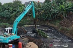 Berita menarik kemarin, batal normalisasi sungai hingga banjir jadi mainan anak