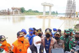 Khofifah berharap pengerjaan Jembatan Rengel-Kanor segera tuntas