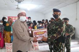 Brimob Polda Sumut bagikan sembako untuk panti asuhan terdampak COVID-19