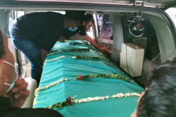 Jenazah Vanessa Angel dan suaminya langsung dimakamkan