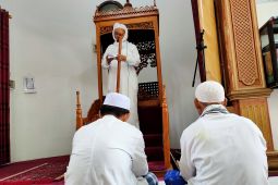 Khatib ingatkan makan minum berdiri tidak sesuai kesehatan dan agama