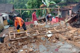 Rumah seorang perempuan lansia ambruk dihantam angin kencang