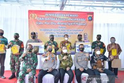 Kapolda Babel berikan penghargaan kepada personel Bhabinkamtibmas