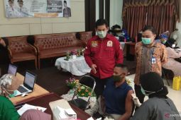 Ketua DPRD pantau vaksinasi di Kantor Kecamatan Landasan Ulin
