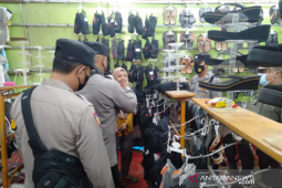 Polisi di Karawang ingatkan pedagang  agar terapkan prokes di pasar tradisional