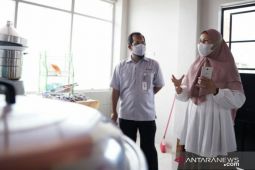 PT Timah serahkan bantuan alat produksi untuk rumah olahan ikan di Kampung Natak