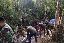 Satgas Pamtas 643 manunggal bersama rakyat bangun jalan desa di perbatasan