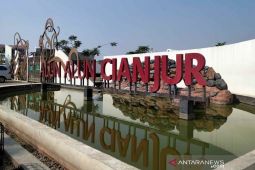 Pembukaan taman alun-alun Cianjur untuk umum kembali ditunda