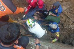 Dua pekerja drainase tewas tertimbun reruntuhan bangunan di Bukittinggi